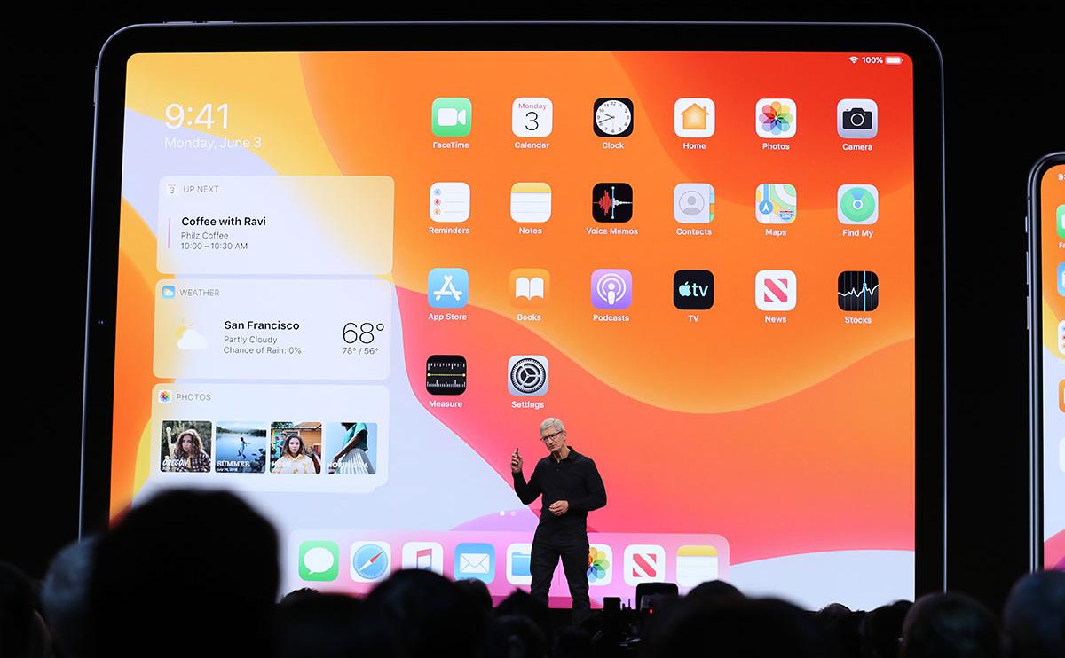 Через три часа стартует ежегодная конференция разработчиков WWDC от Apple, где представят новейшие технологические разработки В этом году мероприятие проходит на фоне неблагоприятных новостей: Apple подвергается критике за отставание в сфере искусственного интеллекта и недостаток технологических прорывов. Компания стремится доказать, что по-прежнему является значимым игроком на рынке ИИ и отвлечь внимание от обсуждения данной технологии. Разберём, какие сюрпризы подготовили на WWDC в этом году, смогут ли ожидаемые анонсы оживить интерес к акциям компании и как аналитики оценивают их перспективы Какие новинки представит Apple и как это отразится на ее акциях Подписаться на «Сам ты инвестор!»