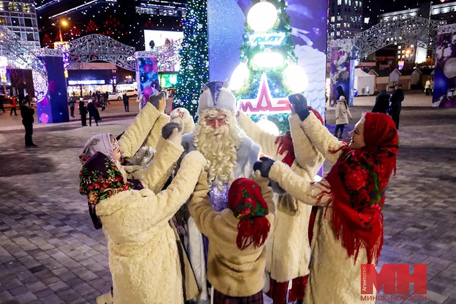 Заводской район первым в Минске презентовал новогоднюю елку.  Сегодня стартовал конкурс «Елки нашего города». Открывал презентацию лесной красавицы глава администрации Заводского района Владимир Шибеко:   Мы в завершающемся году славно потрудились. Очень многое удалось сделать. Но еще больше предстоит выполнить и реализовать в 2025-м. Сегодня мы по праву гордимся предприятиями нашего промышленного района, который вносит большой вклад в развитие столицы и страны.  В программе были световое шоу, холодный огонь освещения елки, новогодние задания и флешмоб, подарки от традиционных сказочных персонажей Деда Мороза и Снегурочки, а также выступления лучших солистов и творческих коллективов Заводского. Завершил праздник фейерверк конфетти.  «Минск-Новости» MINSKNEWS.BY Telegram Viber FB  VK Inst TikTok  YouTube