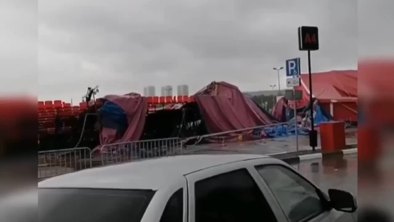 Ураган в Волгограде повредил шатер цирка на воде
