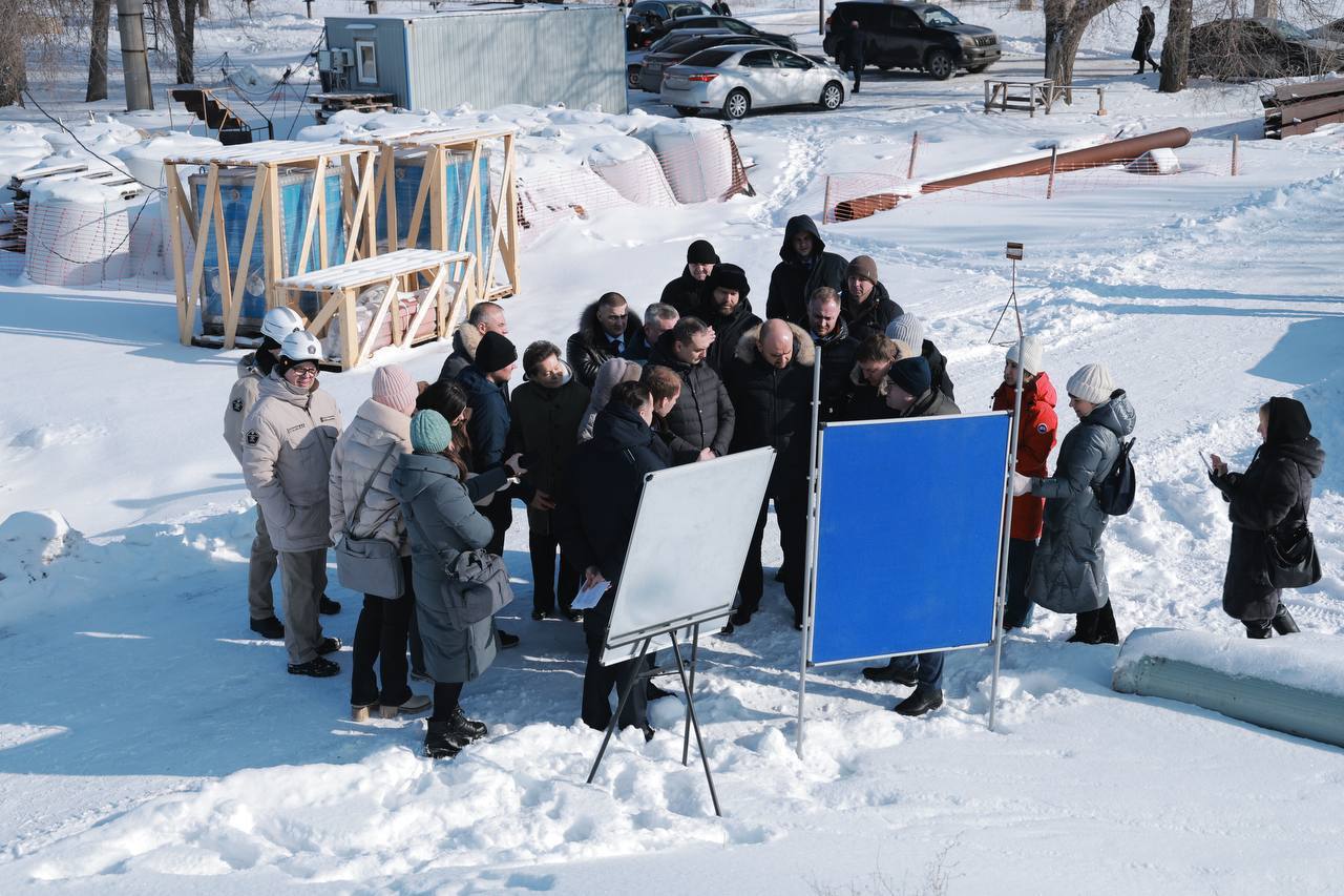 В Самарской области сегодня работает федеральная делегация во главе с Министром природных ресурсов и экологии Российской Федерации Александром Александровичем Козловым  Один из вопросов программы – завершение строительства, реконструкции и запуск в регионе очистных сооружений по федеральному проекту «Оздоровление Волги». Самарская область за 6 лет не смогла выполнить взятых на себя обязательств. Затягивание сроков, недобросовестные подрядчики, недолжный контроль. В итоге из 18 объектов сделали только 13. Включая 5, которые мы смогли в прошлом году  «вытащить». Ситуацию продолжаем исправлять.   О проблемах честно и объективно докладывал  заместителю Председателя Правительства Дмитрию Николаевичу Патрушеву. Именно он дал поручение провести разбор ситуации здесь, «на земле».   Сегодня с Министром природных ресурсов и экологии посетили один из проблемных объектов - очистные сооружения в Новокуйбышевске. Здесь идет смена подрядчика, руководитель предыдущего находится под следствием.  Что будем делать дальше - предметно обсудили на совещании с участием депутатов Госдумы, сенаторов, Росприроднадзора, Минстроя РФ, Генеральной  прокуратуры - многие вещи требуют оценки надзорных органов.   Работаем одной командой, подготавливаем системные решения. Дополнительно анализируем ситуацию с несанкционированными сбросами предприятиями, которые должны сами заниматься очисткой своих стоков.   Текущая ситуация следующая. 3 очистных сооружения мы запустим весной, 2 объекта - к сентябрю.   Благодарю Александра Александровича Козлова и всех коллег за содействие в решении многолетних проблем.