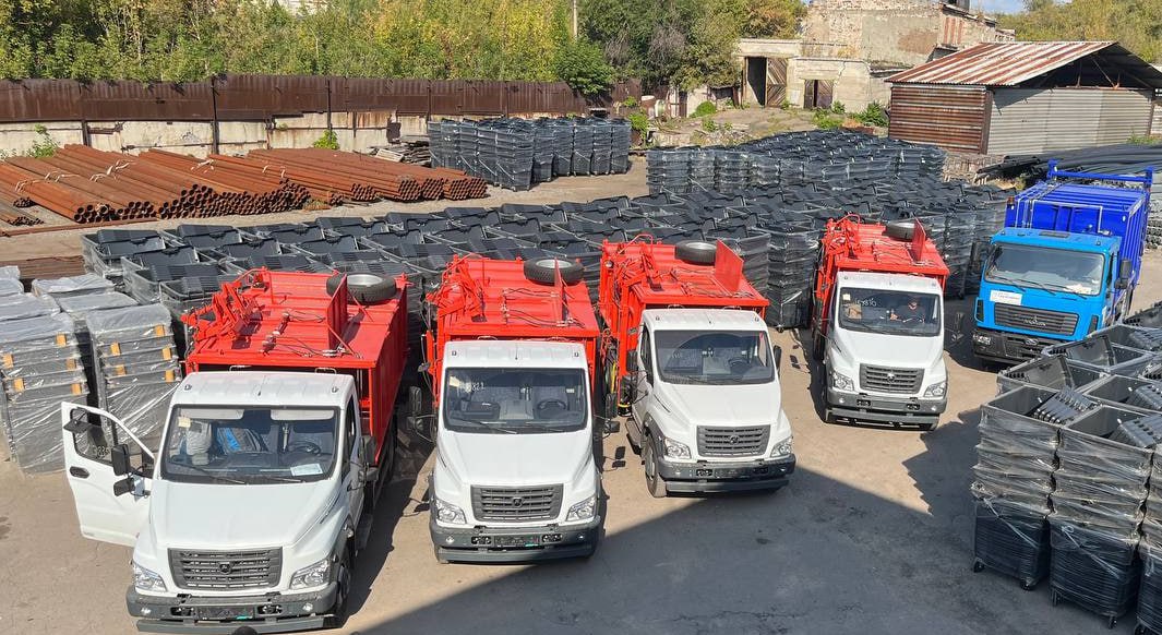 Донбасс и Новороссия получили уже более 530 единиц спецтехники и 32 тыс. контейнеров для сбора мусора  Эта работа будет продолжена. Об этом глава Минприроды России Александр Козлов сообщил Президенту Владимиру Путину во время рабочей встречи.  Оборудование приобретается по национальному проекту "Экологическое благополучие". Соответствующую субсидию Минприроды России ранее направило ППК "Российский экологический оператор".  Фото: Минстрой ДНР
