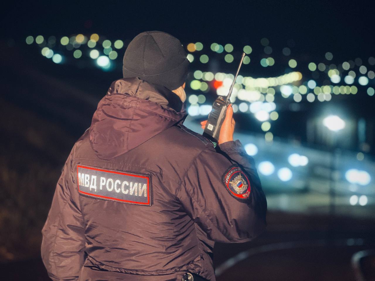 В Магадане местный житель похитил неисправный автомобиль, отбуксировав его со двора жилого дома Полицейские установили злоумышленника и вернули машину владельцу. Оперативники уголовного розыска Отдела МВД России по г. Магадану установили 20-летнего местного жителя, подозреваемого в краже автомобиля. Находясь во дворе жилого дома на улице Наровчатова он похитил неисправный «Митсубиси Паджеро», принадлежащий 71-летнему мужчине. Так как у транспортного средства отсутствовало два колеса, злоумышленник отбуксировал его с места парковки, после чего планировал разобрать на запчасти. Ущерб составил 300 тысяч рублей. Следователем возбуждено уголовное дело по признакам преступления, предусмотренного ч. 3 ст. 158 УК РФ кража . Максимальное наказание – лишение свободы на срок до шести лет. Автомобиль возвращен владельцу. Сотрудники городского отдела полиции установили 42-летнего магаданца, причинившего телесные повреждения своей супруге. В ходе конфликта по месту жительства на улице Набережной реки Магаданки он нанес потерпевшей удары в лицо. 40-летней женщине была оказана медицинская помощь. Следователем возбуждено уголовное дело по признакам преступления, предусмотренного ч. 1 ст. 111 УК РФ умышленное причинение тяжкого вреда здоровью . Максимальная санкция – лишение свободы на срок до восьми лет. Всего за минувшие сутки: ⏺зарегистрировано 128 сообщений о происшествиях и преступлениях; ⏺в дежурные части за различные правонарушения доставлены девять человек.