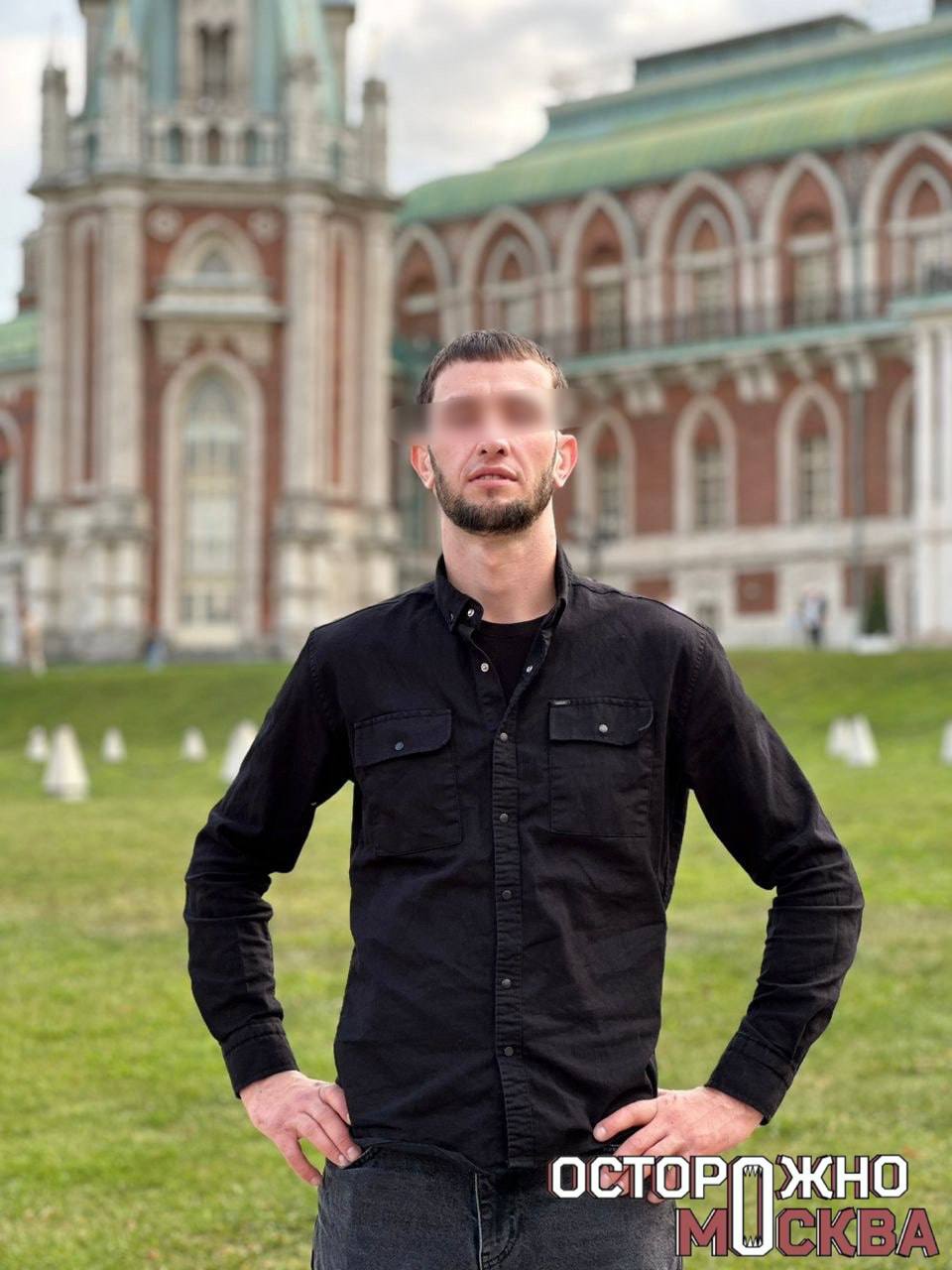 В Москве на 13 суток арестовали мужчину, снимающего девушек в кабинках туалета в ТЦ. Против него завели административное дело о мелком хулиганстве. 35-летнего Артура А., которого в начале мая поймали за съемкой в кабинках женского туалета в ТЦ «Саларис», арестовали на 13 суток. Против мужчины завели дело о мелком хулиганстве. В деле также сообщается, что причиной для ареста стала нецензурная брань в момент задержания и то, что москвич игнорировал замечания сотрудников МВД. Мужчина признал свою вину, он отбывает наказание с 5 мая. «Мне кажется, это неплохое наказание для него. В следующий раз он и те, кто занимаются подобным, несколько раз подумают, прежде чем делать это», — прокомментировала пострадавшая девушка.