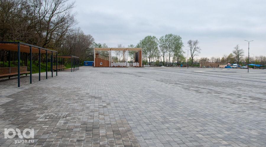 Niletto барбекю и мастер класс от маленького шефа Узнали программу фестиваля который откроет событийную площадку в Краснодаре Хэдлайнером станет певец Niletto его выступление пройдет 27 сентября а в течение всех дней на главной сцене будут исполнять живую музыку выступать кавер группы и специальные гости а также играть диджей сеты В программе дегустации гастро презентации мастер классы и лекции Детей ждут мастер классы от маленького шефа и финалистки шоу Кондитер Дети Дарьи Грубенко На территории фестиваля разместят гриль зону где десятки ресторанов BBQ команд и стритфуд проектов будут готовить мясо рыбу и овощи на открытом огне Также гостей ждут лаундж зоны настольные игры BMX парк детская площадка и гастрономический маркет на котором представят фермерское мясо локальные продукты сыры специи соусы угли и аксессуары для гриля В PRO зоне повара шефы и представители ресторанного бизнеса смогут получить опыт от экспертов Профессионалов ждут мастер классы по разделке мяса разбору туши от носа до хвоста копчению а также встречи с представителями мясных производств Для участия в этих мероприятиях требуется регистрация В фестивале примут участие шеф повара рестораторы и другие Эдуард Погосов Ростов на Дону бренд шеф консалтинговой компании Abc Resto и бренд шеф ресторана Этери Сергей Федорченко Краснодар шеф повар фуд блогер и автор кулинарного канала СЮФ Краснодарский Василий Емельяненко шеф повар телеведущий автор кулинарных книг и видеоблогер Евгений Кочиш Волгоград гриль мастер призер чемпионатов по BBQ основатель сети волгоградского авторского стритфуда Shelby Grill Матвей Красавцев Санкт Петербург основатель производства Brisket Crew и эксперт Национальной лиги барбекю Руслан Терзян Сочи шеф повар ресторана Оджах Ури Когда 26 сентября с 15 00 до 23 00 27 сентября с 11 00 до 23 00 28 сентября с 11 00 до 22 00 Где Обрывная 137 Вход свободный Приводить животных на фестиваль кроме собак поводырей запрещено Подписаться yugaru связь с редакцией Yuga2bot