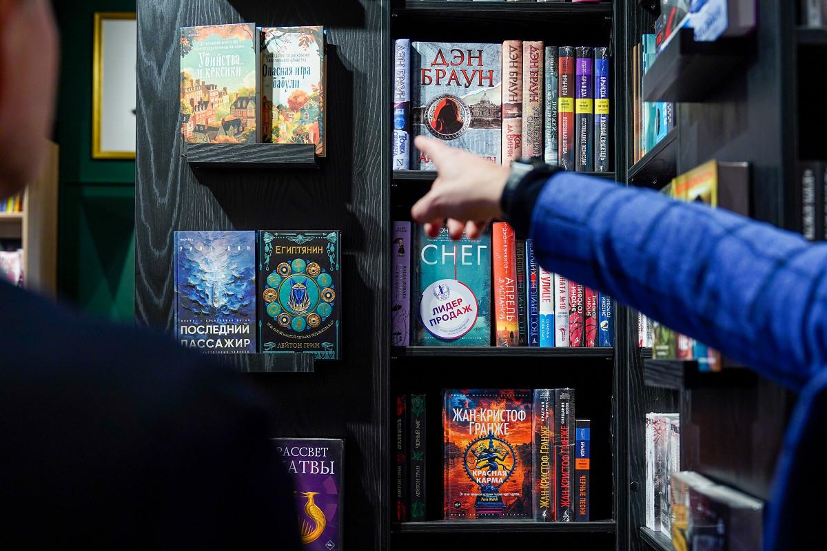 Читай город раскрыл данные о том книги каких жанров чаще всего крали в 2025 году 1 Китайская проза и манхва Чаще всего воровали циклы Мосян Тунсю Магистр дьявольского культа и Благословение небожителей 2 Антиутопии и темное фэнтези в частности роман 1984 и манга Берсерк 3 Литература по саморазвитию и программированию Среди лидеров по пропажам в этой категории Атомные привычки Богатый папа бедный папа и Грокаем алгоритмы Больше новостей в Daily News