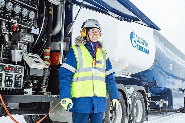 Первое российское авиационное SAF топливо протестировали на реактивном двигателе В Газпром нефти начались лабораторные исследования и стендовые испытания первого российского авиационного SAF топлива Продукт на основе переработанного фритюрного масла уже протестировали на стендовом реактивном двигателе Об этом пишет Деловой Петербург со ссылкой на данные компании Программа имитировала режимы взлета крейсерского полета и захода на посадку Результаты испытаний подтвердили эффективную работу оборудования и снижение экологического воздействия Полученные данные используют для выработки единого национального стандарта о синтетических SAF компонентах для авиационного топлива aviaru net n292202