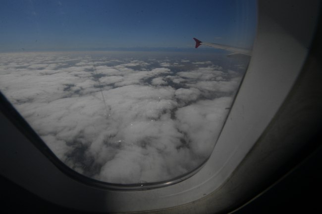 Рейс из Петербурга в Якутск дважды вернули из за неисправности самолета Рейс авиакомпании Якутия из Санкт Петербурга в Якутск дважды был вынужден вернуться в московский аэропорт Внуково из за технической неисправности Первый раз посадку совершили 24 декабря После устранения неполадок самолет вновь вылетел но техническая проблема сохранилась и лайнер опять сел в Внуково Пассажирам незамедлительно предоставили все положенные по закону услуги размещение в гостинице питание и напитки Для скорейшей доставки людей в Якутск авиакомпания приняла решение выполнить рейс резервным воздушным судном Его вылет из Москвы был назначен на 03 30 утра 25 декабря по московскому времени Якутия принесла извинения за задержку и поблагодарила пассажиров за понимание подчеркнув что безопасность является ее главным приоритетом Якутской транспортной прокуратурой организовано проведение проверки о безопасности полетов контролируется соблюдение прав пассажиров указанного рейса В случае нарушения прав пассажиры могут обратиться к дежурному прокурору Восточно Сибирской транспортной прокуратуры по номеру телефона 8 914 011 68 91 Фото Веленгурин Владимир