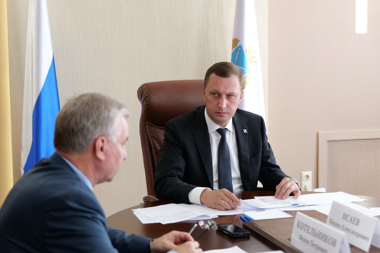 Саратову выделят дополнительно миллиард рублей на ремонт дорог Средства направят на работы в 2026 году, которые будут проводиться параллельно с реализацией национального проекта. Глава региона Роман Бусаргин подчеркнул, что городская администрация должна разработать список улиц для ремонта, уделяя особое внимание наиболее загруженным участкам. Программа рассчитана минимум на 3 года и предусматривает дополнительные средства также в 2027 и 2028 годах. Прислать новость