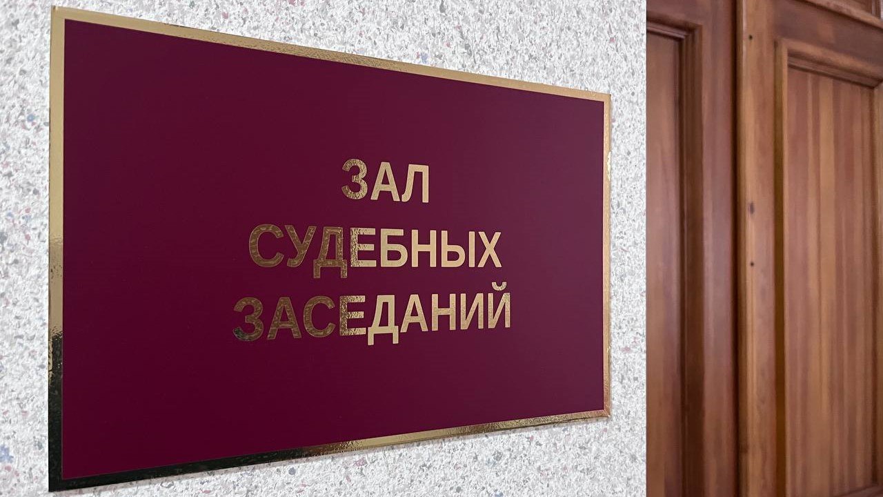 Жительницу Самарской области осудили за экстремистские призывы в соцсетях Кинель Черкасский районный суд осудил 34 летнюю местную жительницу по ч 2 ст 280 УК РФ публичные призывы к осуществлению экстремистской деятельности совершенные с использованием сети Интернет Об этом сообщает объединенная пресс служба судов Самарской области В ходе следствия было установлено что обвиняемая через свой мобильный телефон на личной странице ВКонтакте оставила экстремистский комментарий под новостью об убийстве молодой женщины в Самаре Экспертиза проведенная по делу однозначно установила что этот комментарий содержал призывы к совершению преступлений мотивированных национальной ненавистью и враждой Важно отметить что страница женщины была открыта для доступа неограниченного круга лиц что и позволило квалифицировать ее действия как публичные призывы В судебном заседании подсудимая полностью признала свою вину и раскаялась в содеянном Учитывая это а также другие материалы дела суд назначил ей наказание в виде 2 лет лишения свободы условно Помимо основного наказания ей запрещено заниматься деятельностью связанной с администрированием сайтов и каналов с использованием электронных или информационно телекоммуникационных сетей включая интернет Срок этого запрета составит один год шесть месяцев Также в доход государства с женщины взыскана сумма равная стоимости телефона с помощью которого она и совершила преступление однако он был утрачен до возбуждения уголовного дела Приговор суда пока не вступил в законную силу и может быть обжалован в установленном порядке ГТРК Самара MAX lВК lОК lСАЙТ