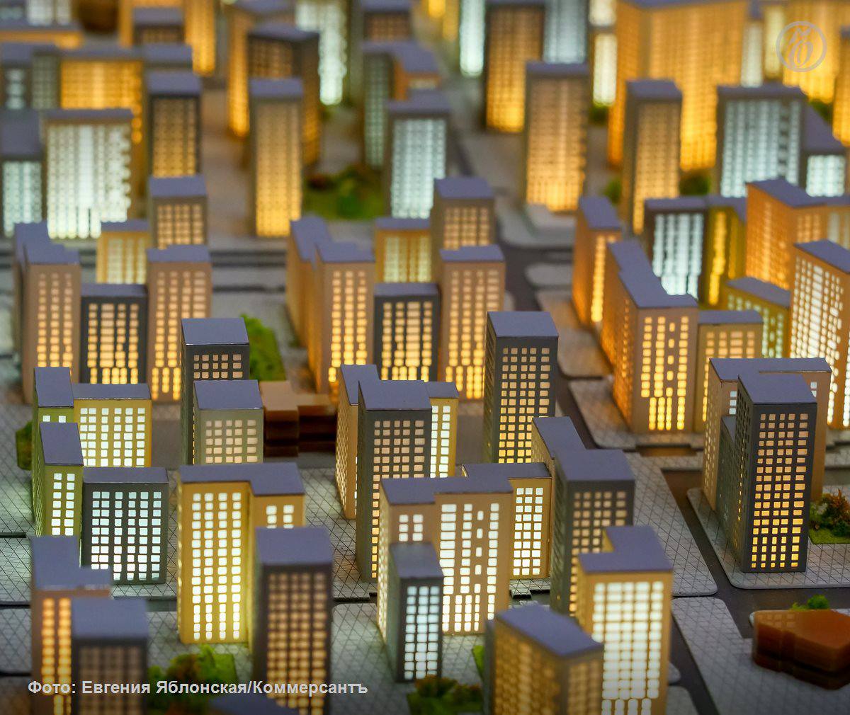 В 2027 году цены на жилье могут вырасти выше инфляции на 10 15 прогнозирует глава аналитического центра Дом РФ Михаил Гольдберг Он считает что рост цен негативно скажется на доступности жилья Из за этого могут потребоваться меры поддержки предложения в небольших регионах По словам господина Гольдберга за январь октябрь новостройки в РФ подорожали на 6 4 в номинальном выражении и на 1 5 в реальном Дом РФ ожидает что в следующем году ставка по рыночной ипотеке снизится до 10 или ниже При такой ставке россияне начнут массово брать ипотеку из за чего спрос может вырасти кратно пояснил эксперт Подписывайтесь на Ъ Оставляйте бусты