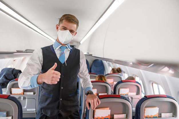 Голый и не в духе: бортпроводника British Airways нашли танцующим без одежды в туалете бизнес-класса — СМИ Инцидент произошел на борту рейса British Airways, следовавшего из Сан-Франциско в Лондон. По сообщениям СМИ, один из членов экипажа — 41-летний стюард — был найден танцующим голым в туалете бизнес-класса. Предполагается, что мужчина находился под воздействием наркотиков. Вместо того чтобы обслуживать пассажиров, он внезапно исчез. Искать его пришлось по всему самолету. Когда стюарда обнаружили, его одели в пижаму первого класса и усадили на оставшееся время полета в кресло, пристегнув ремнями. После приземления мужчина был доставлен в больницу, а затем задержан. В настоящее время он выпущен под залог, расследование продолжается. Прислать новость