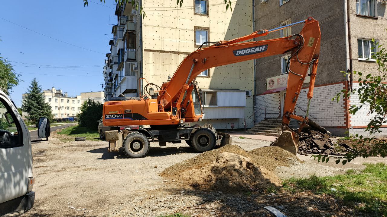 По улицам Невской, Широкой и Советской ремонтируют междворовые проезды Финансовые средства городу выделены в рамках Президентской дальневосточной субсидии. В этом году завершили работы в микрорайоне им. Бумагина. Участки были подготовлены еще в прошлом году. В микрорайоне им. Бумагина за несколько лет многое было сделано: ремонт тротуаров, заездов, детских площадок, дорог, - прокомментировала жительница Биробиджана Любовь Мельник. – Стало комфортнее для жителей нашего микрорайона. Да и вообще, город преображается, становится лучше. Сейчас подрядчик активно работает на улицах Невской, Широкой и Советской. В районе детских садов № 12 и 24 начали укладку асфальта. Все идет в графике, отставаний нет, - прокомментировал мэр Биробиджана Максим Семёнов. – В этом году мы акцент делаем на проезды, которые ведут к детским садам и школам. Это поручение врио губернатора автономии Марии Федоровны Костюк. В общей сложности на улицах Широкой, Советской и Невской будет уложено 70 000 квадратных метров асфальта. Также запланирован ремонт тротуарной сети по улицам Чапаева и Миллера. Поступают жалобы от горожан, что на этих объектах долгое время не ведется работа. С подрядчиком проговорили, чтобы как можно быстрее зашли на эти локации и начали укладку асфальта. #биробиджан #ремонт2025 #мэриябиробиджана