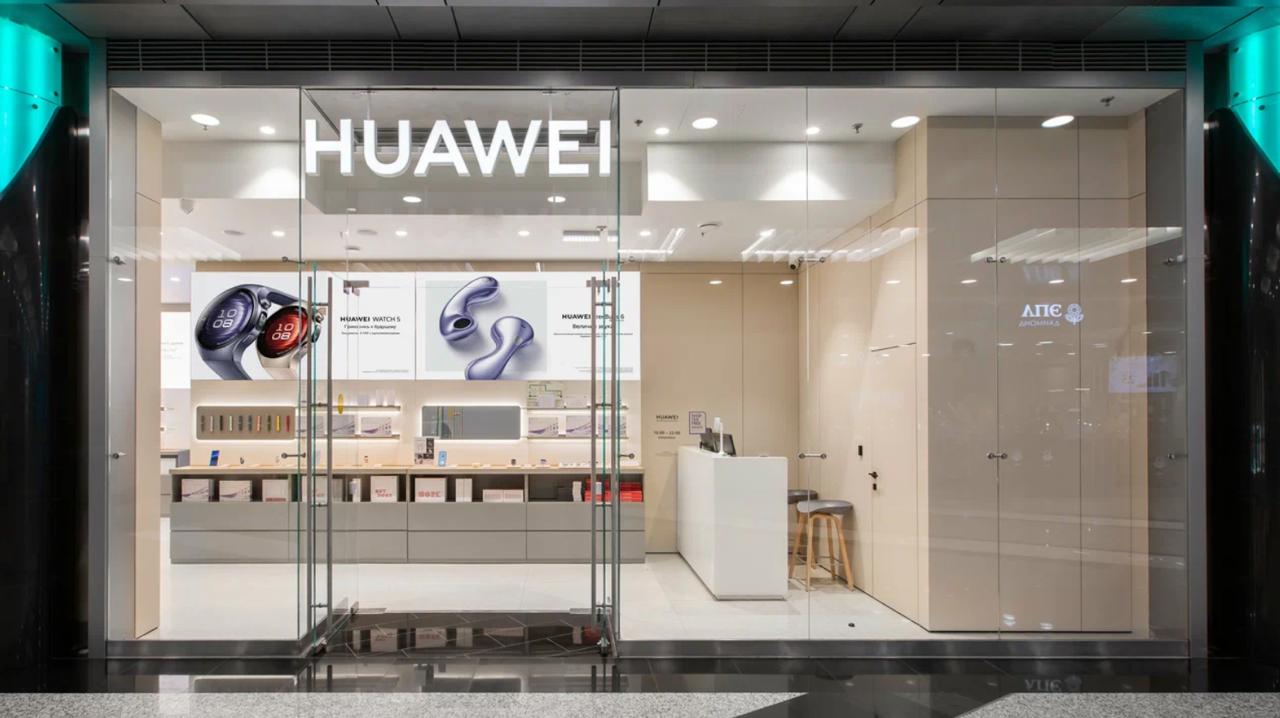 Осенью в московском ГУМе откроется новый флагманский магазин Huawei Торговая площадь составит 566 м² и разместится на месте культового ювелирного бутика Tiffany Co В магазине будет представлен полный ассортимент устройств Huawei от смартфонов до носимой электроники и аксессуаров Первый этаж отведен под розничные продажи второй под сервисную поддержку клиентов При ставке аренды в 50 90 тыс руб за м² в год общая арендная плата может составить порядка 3 3 млн руб в месяц Чтобы выйти на прибыльность потребуется ежемесячный оборот не менее 66 млн руб что уже кажется невообразимым и недостижимым Проект очевидно носит только имиджевый характер ни один китайский бренд электроники не может похвастаться магазином у Красной Площади За открытие магазина отвечает компания Три Юнион работающая на рынке с 1993 года У актуального юрлица однако не великие финансовые результаты выручка в прошлом году составила всего лишь 10 млн руб Среди специализаций дистрибуционная деятельность электронная коммерция и розничная торговля терминалами в России ТехноРитейл