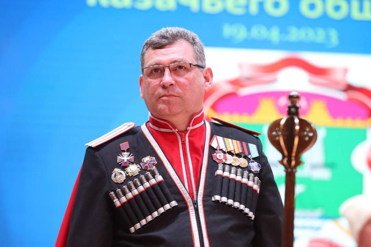 Атаман Анапского районного казачьего общества ушел в отставку. Вчера, 7-го июля, в штабе районного казачьего общества прошел Совет атаманов. На этом мероприятии объявил об уходе в отставку атаман РКО Валерий Плотников. «Валерий Александрович заявил присутствующим, что покидает пост атамана Анапского РКО по собственному желанию. Поблагодарил казаков, за плодотворную, совместную работу, на протяжении 15 лет», - сообщает . После проведения организационных мероприятий будет назначен сбор для выборов нового атамана. До избрания нового атамана исполнять обязанности будет первый заместитель атамана - начальник штаба РКО Олег Быков. Наша справка. Валерий Плотников был избран атаманом РКО в 2010-м году. Заместитель главы администрации Анапы, курирует вопросы взаимодействия с военнослужащими и казачеством, физической культуры и спорта. Анапское Черноморье