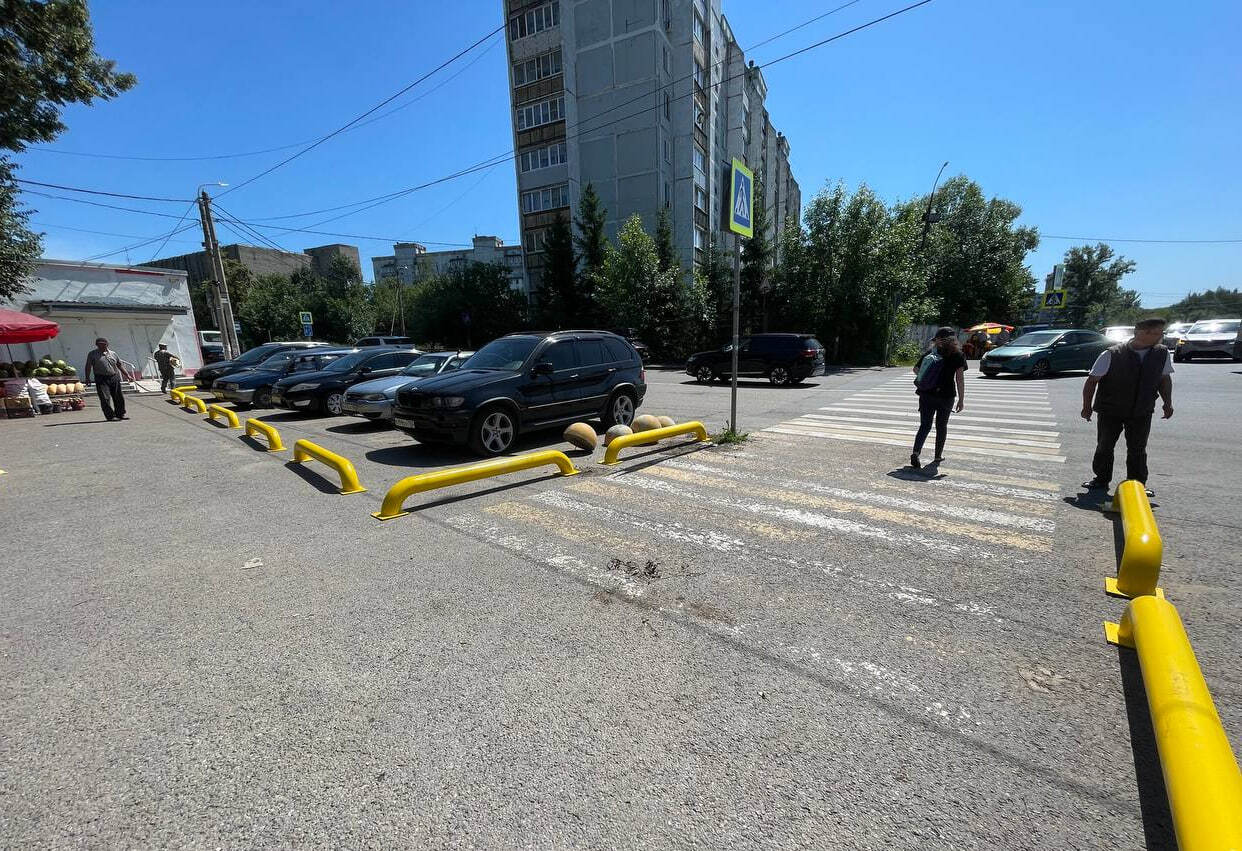 В Сергиевом Посаде на ул. Мира приступили к установке колесоотбойного бруса для обеспечения безопасности пешеходов. Работы проводятся в рамках исполнения решения комиссии по безопасности дорожного движения, созданной и утвержденной постановлением главы Сергиево-Посадского городского округа.