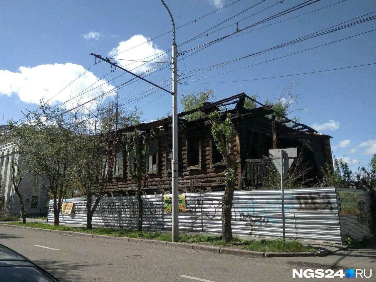 На улице Ленина хотят построить деловой центр вместо сгоревшего памятника архитектуры  Предприниматель Игорь Мирошниченко просит разрешить ему отклониться от линий застройки  красные на карте  на участке в районе Железнодорожного суда Красноярска, чтобы построить тут деловой центр. По правилам, между застройкой и границами участка должен быть отступ в шесть метров. Мирошниченко попросил разрешить ему строить без этого отступа.  Это территория, где находится бывший объект культурного наследия по адресу Ленина, 154. Точнее, его остатки: дом, построенный в начале прошлого века, горел несколько раз. В 2017 году остатки дома признали объектом культурного наследия, но в 2021-м это решение отменили.  В декабре 2021 года муниципалитет передал сгоревший дом краю, а тот — краевому Центру по сохранению культурного наследия. Еще через год бывший памятник отдали АО «Исторический квартал» — организации, которая ищет инвесторов и арендаторов на объекты, обладающие исторической ценностью.  По условиям договора, арендатор  по-видимому, Игорь Мирошниченко  должен был отреставрировать дом, если в объекте вновь обнаружат историческую ценность. Однако экспертиза 2024 года такой ценности не обнаружила.  В результате сгоревший дом и участок под ним в ноябре 2024 года перешел в собственность Мирошниченко, который собирается построить тут деловой центр.