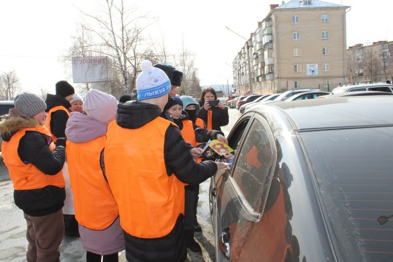 В Челябинской области стартовала полицейская акция «Цветы для автоледи», приуроченная к празднику 8 Марта.  Вместе с поздравлениями госавтоинспекторы напомнили водителям Миасса о правилах безопасности дорожного движения и профилактике мошенничества.    Эта акция стала приятным сюрпризом для женщин-водителей.     #мвд74 #полиция74 #челябинскаяобласть #полицияюжногоурала