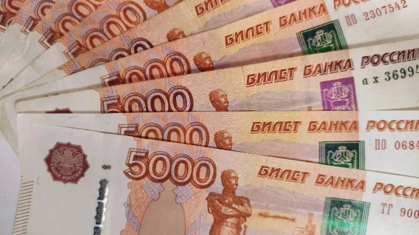 Депутат Госдумы заявил, что у россиян с 1 октября вырастет зарплата С 1 октября у госслужащих вырастет зарплата — на 7,6%. Как сообщает РИА Новости, об этом напомнил депутат Госдумы Алексей Говырин. "Основанием стал проект поправок к правительственному постановлению, предусматривающий увеличение ранее заявленного коэффициента индексации с 4,5% до 7,6% в связи с ростом инфляции", — пояснил чиновник. В частности, будет повышена заработная плата сотрудников ФПС, МВД, ФСИН, ФССП, ФПС, Росгвардии, таможни, фельдъегерской связи. Коснется повышение и военных: как и тех, кто проходит воинскую службу по контракту, так и "срочников". Реально повышенные выплаты начнут поступать с ноября. Говырин напомнил, что постановление правительства не обязывает бизнес повышать зарплаты сотрудников, однако есть ст. 134 ТК РФ — по ней владельцы коммерческих предприятий должны регулярно пересматривать заработную плату, чтобы защитить работников от инфляции. Вместе с тем сроки и размер повышения работодатели определяют самостоятельно. Амик