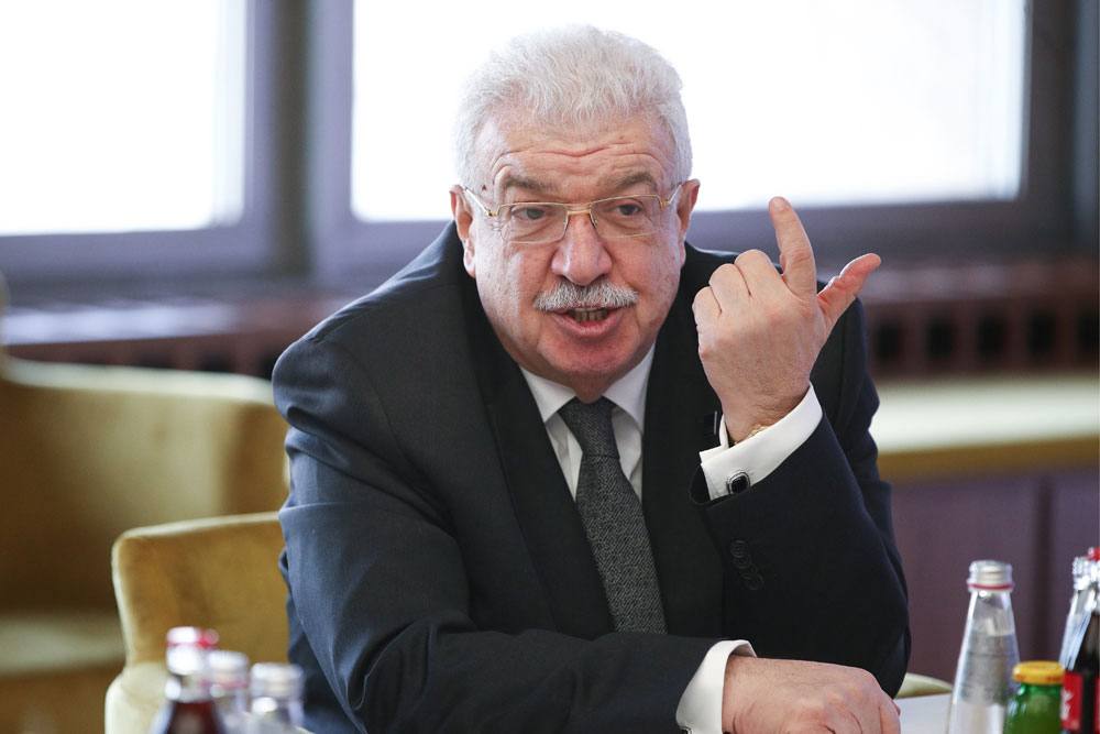 Михаила Гусмана освободили от должности первого заместителя генерального директора ТАСС.  Ранее z-каналы критиковали его за посещение форума в Азербайджане, где Алиев критиковал РФ.  Постановление подписал премьер-министр РФ Михаил Мишустин. На прошлой неделе z-активисты и правые блогеры обвинили Гусмана  а также политолога Сергея Маркова  в поддержке Азербайджана и Турции, когда он посетил форум в Шуши, где выступал Ильхам Алиев. На нем он раскритиковал Россию за позицию по крушению самолета в Актау  он говорил, что РФ отказывается признать свою вину  и говорил Украине, что она не должна соглашаться на сдачу своего суверенитета.  Провластные блогеры и военкоры требовали признать Гусмана иноагентом и обвиняли его в «русофобстве». Сегодня утром в тг-канале Владимира Соловьева также писали, что "политолог Марков так ничего и не понял".  "Оказаться в толпе, славящей Алиева, и промолчать о судьбе коллег — это не только предательство, это ещё и человеческая подлость. Увы, не только Марков оказался слаб… Ещё больше вопросов к господину Гусману", — писали в сообщение, которое позже закрепили в канале Соловьева.
