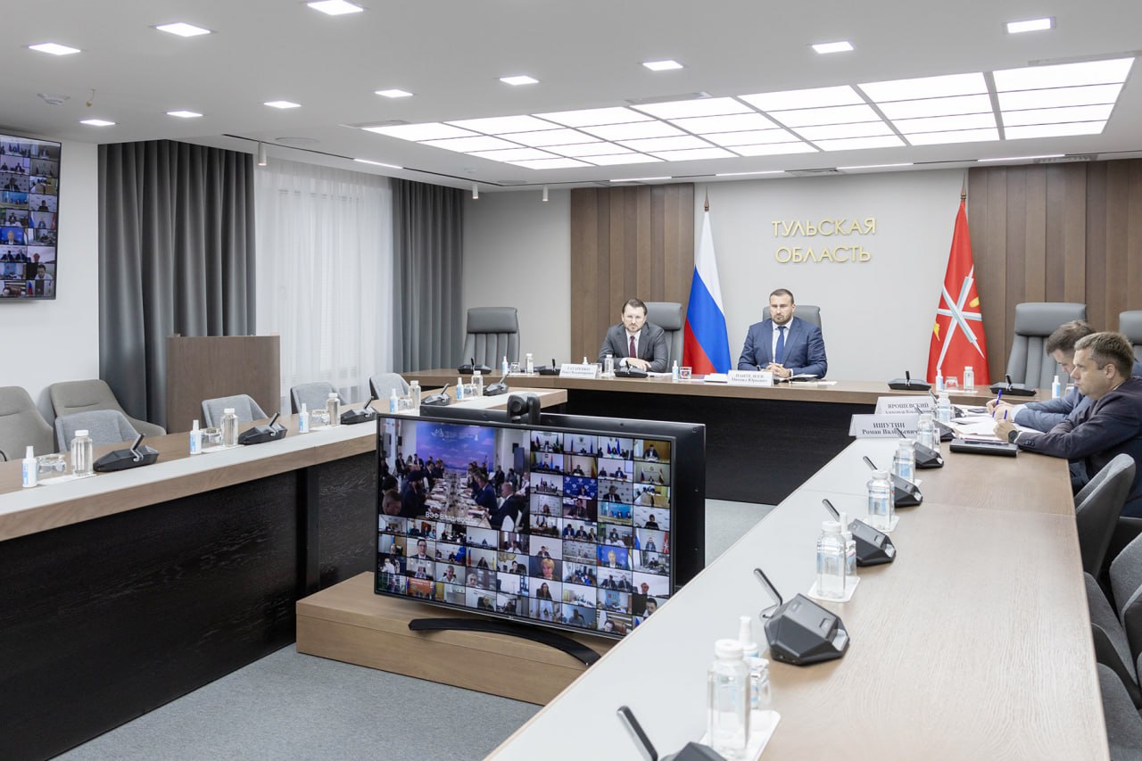 Тульская область приняла участие в заседании комиссии Госсовета по направлению Инвестиции   Заседание прошло в режиме ВКС во время Восточного экономического форума Тульскую область представлял Первый заместитель Губернатора председатель Правительства Тульской области Михаил Пантелеев Темы которые обсуждались улучшение делового климата в России привлечение иностранных инвестиций в том числе из стран Юго Восточной Азии Михаил Пантелеев рассказал что Тульская область активно сотрудничает с зарубежными партнерами В 2019 году открылся завод по производству автомобилей Хавейл а в 2024 году завод двигателей Локализация производства Хавейл в Тульской области продолжится у нас откроется производство автомобильных компонентов и трансмиссий Компании Энергомаш и Вэйда подписали меморандум по созданию в регионе станкостроительного предприятия Мы наблюдаем устойчивый интерес со стороны китайского бизнеса отметил Михаил Пантелеев