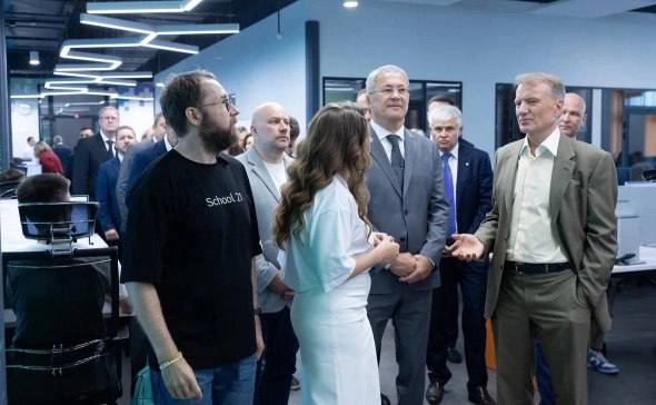  На базе Геномного центра в Уфе открыли кампус «Школы 21» На базе Геномного центра Межвузовского студенческого кампуса Евразийского НОЦ в Уфе 10 июня открылся кампус «Школы 21» — школы цифровых технологий от Сбера. В церемонии открытия приняли участие глава Башкирии Радий Хабиров и президент, председатель правления Сбербанка Герман Греф. Проект реализуется банком совместно с региональным правительством. Герман Греф назвал уфимский кампус «Школы 21» уникальным, в том числе благодаря «потрясающему соседству и партнерству» с Геномным центром, УУНиТ и Академией наук. «Это создаст совершенно другой уровень образования. Башкортостан — регион с колоссальным научным и индустриальным потенциалом. Уверен, сюда будут приезжать учиться люди со всей страны. Здесь есть потрясающие ученые в области геномики — это станет базой для развития "Школы 21". Важно охватить все направления биоинженерии, и здесь, в Уфе, есть все возможности для этого», — сказал Герман Греф. Подробнее - в материале РБК Уфа РБК-УФА