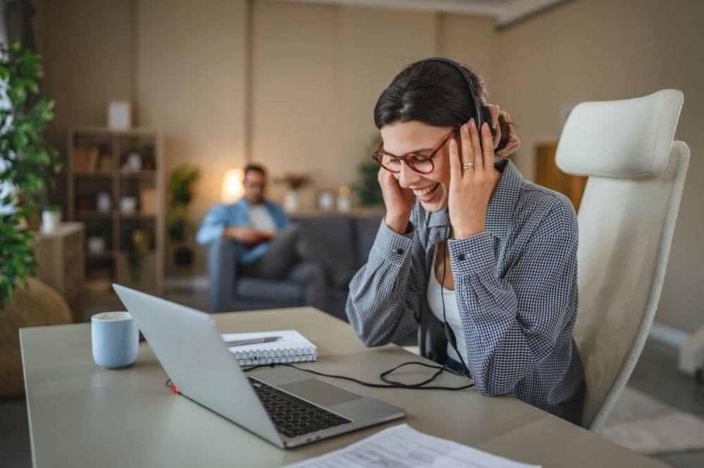 Приморцы стали чаще использовать искусственный интеллект во время совещаний По данным платформы МТС Линк в 2025 году приморцы проводили онлайн встречи в 11 раз чаще чем вебинары И делали это эффективнее среднее время на встречах сократилось вдвое и составило приблизительно два часа в день Изменение связано с более активным использованием функций на базе искусственного интеллекта Самыми популярными ИИ опциями в Приморье стали транскрибация и саммаризация А самый быстрорастущий тренд минувшего года применение ИИ ассистентов Интеллектуальных помощников приморцы использовали в шесть раз чаще чем в 2024 году Для создания неформальной атмосферы на встречах пользователи в четыре раза чаще применяли цифровые маски и аватары а также вдвое чаще использовали шумоподавление   Подпишись на kpdvru Мы в MAX