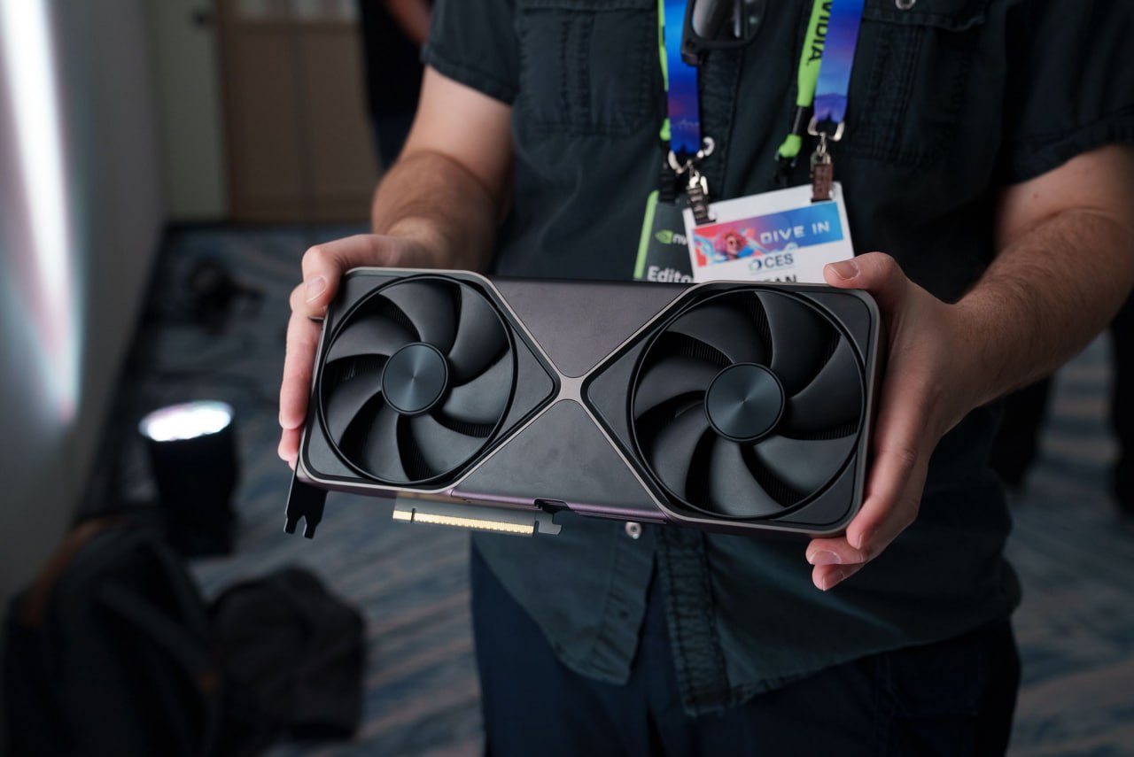 Глава Nvidia объяснил, почему цена GeForce RTX 5090 в $2000 оправдана  GeForce RTX 5090 стала самой дорогой видеокартой Nvidia в потребительском сегменте. В компании уверены, что пользователи оценят её производительность, основанную на искусственном интеллекте и новой технологии масштабирования изображения DLSS 4, которая значительно улучшает FPS в играх.  Генеральный директор Nvidia Дженсен Хуанг поделился мнением о высокой цене GeForce RTX 5090. Он отметил, что многие пользователи не хотят углубляться в детали сегментации рынка, и для тех, кто стремится к лучшему, $2000 не станут преградой.  «Когда кто-то ищет лучший продукт, он всегда выберет самый лучший. Рынок не настолько сегментирован. Наши энтузиасты, если хотят максимальную производительность, не будут экономить 100 долларов, выбирая что-то чуть хуже, ведь они хотят получить лучший продукт», — заявил Хуанг в интервью. — «Да, 2000 долларов — это не маленькая сумма, но если вы покупаете монитор и звуковую систему уровня домашнего кинотеатра для ПК, то вам однозначно нужен отличный GPU».  Хуанг подчеркнул, что серия GeForce RTX 50 — это не просто новое поколение видеокарт, а технологический прорыв. Он акцентировал внимание на важности искусственного интеллекта, тензорных ядер и технологии DLSS 4, которая обеспечивает двукратный прирост производительности по сравнению с предыдущей серией RTX 40. DLSS 4 улучшает масштабирование и генерацию кадров, а главное нововведение — это технология многокадровой генерации, доступная только для GeForce RTX 50.  Несмотря на высокую цену RTX 5090, Nvidia снизила стоимость других моделей из этой линейки. GeForce RTX 5080 стоит столько же, сколько и GeForce RTX 4080 Super  $1000 , а GeForce RTX 5070 Ti и GeForce RTX 5070 стали дешевле на $50 по сравнению с предыдущими моделями. Хуанг также намекнул на появление более доступных видеокарт, в частности GeForce RTX 5060, добавив: «60 — одно из моих любимых чисел».    InterPC   Чат