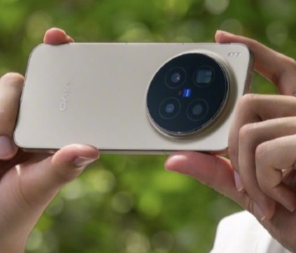 Опубликованы фото сделанные на 200 мегапиксельный перископический телевик vivo X300 Pro Компания vivo опубликовала снимки сделанные на камеру флагманского смартфона vivo X300 Pro Кроме того сам смартфон показали сзади По дизайну новинка почти не отличается от vivo X200 Pro У нее тоже круглый блок тыльной камеры с надписью ZEISS Вспышка расположена отдельно на корпусе
