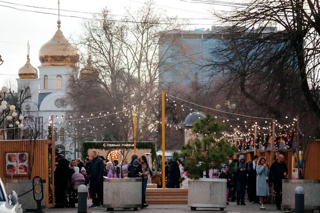 Рождественскую ярмарку в Краснодаре откроют 20 декабря  Рождественская ярмарка в Краснодаре заработает на Пушкинской площади 20 декабря. Как сообщили в пресс-службе мэрии, ярмарка будет работать ежедневно на протяжении 24 дней, до 12 января, с 10:00 до 23:00. На ярмарке можно будет купить елку, новогодние украшения, авторские сувениры, игрушки, открытки ручной работы и оригинальные подарки.   Кроме того, там будет работать фермерский дворик, где будут продавать мясные деликатесы и колбасы, сыры, засоленные и сушеные грибы, ягоды, хамон и фермерское сыродавленное масло.  Отдельная зона будет отведена под кондитерские изделия, там будут продавать мед и продукты пчеловодства, пряники, чак-чак и восточные лакомства — щербет, пахлаву.   В ресторанном дворике можно будет перекусить быстрой и вкусной едой, попробовать блюда из мяса и рыбы на мангале, хот-доги, согреться ароматными напитками.         Подписывайтесь на «Ъ- Кубань-Черноморье»