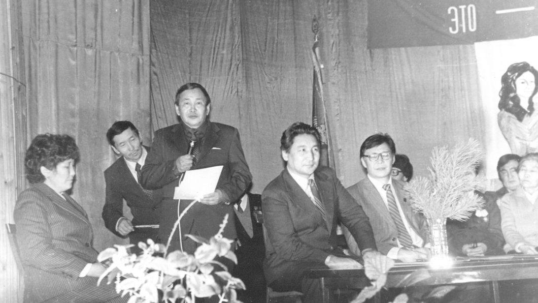 Городу Олекминску исполнилось 390 лет Для многих якутян сегодня праздничный день День города Олекминска В связи с этим всех жителей Олекминского района сердечно поздравляю с этой замечательной датой Если ссылаться на энциклопедию то в начале лета 1633 года на территории Олекминской тунгусской земли река Олекма тунгусское название енисейский приказчик сын боярский И Б Кузьмин основал первое ясачное зимовье Усть Олекминское yakutiadaily