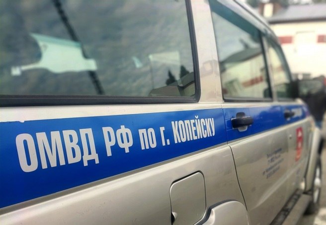Задержанная полицейскими копейчанка обвиняемая в убийстве предстанет перед судом Следователем следственного отдела по городу Копейску СУ СК России по Челябинской области окончено расследование уголовного дела в отношении 26 летней местной жительницы обвиняемой в совершении преступления предусмотренного ч 1 ст 105 УК РФ убийство Особо тяжкое преступление было раскрыто оперативниками уголовного розыска ОМВД России по городу Копейску Установлено что в ночь со 2 на 3 мая текущего года между мужчинами находившимися в состоянии алкогольного опьянения в квартире одного из домов по улице Кожевникова произошел бытовой конфликт в ходе которого супруга одного из них запрыгнула на спину обидчика и стала наносить удары по туловищу а затем вооружилась ножом и нанесла им не менее двух ударов по руке и в область грудной клетки 19 летнего потерпевшего От полученных повреждений мужчина скончался на месте происшествия Тогда на место происшествия незамедлительно прибыли полицейские районного отдела полиции В результате проведенного комплекса мероприятий они установили и задержали причастного к совершению особо тяжкого преступления В дальнейшем собранная сотрудниками уголовного розыска и следователями доказательственная база послужила основанием для предъявления обвинения 26 летней фигурантке Преступление было раскрыто в кратчайшие сроки В настоящее время следователями СК расследование уголовного дела завершено Материалы после утверждения обвинительного заключения будут направлены в Копейский городской суд для рассмотрения по существу Подписаться на Полицию Южного Урала мвд74 полиция74 госавтоинспекция74 полицияюжногоурала челябинскаяобласть копейск