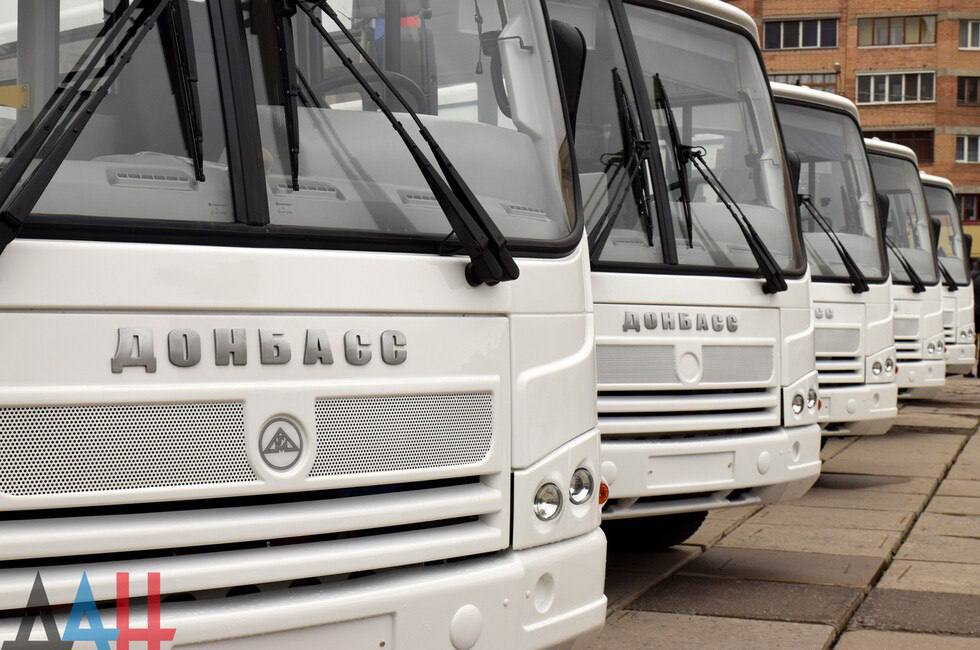 В ДНР до конца года поставят 120 новых автобусов Проблему нехватки автобусов в Республике решают участием в федеральных программах, рассказали в пресс-службе регионального Минтранса. Так, в 2023 году Республика получила 248 автобусов, в 2024-м — 89 автобусов различного класса, в 2025 году — планируется поставка 120 автобусов. В общей сложности, включая 2025 год, автобусный парк Республики будет обеспечен 457 единицами нового транспорта. Подписаться