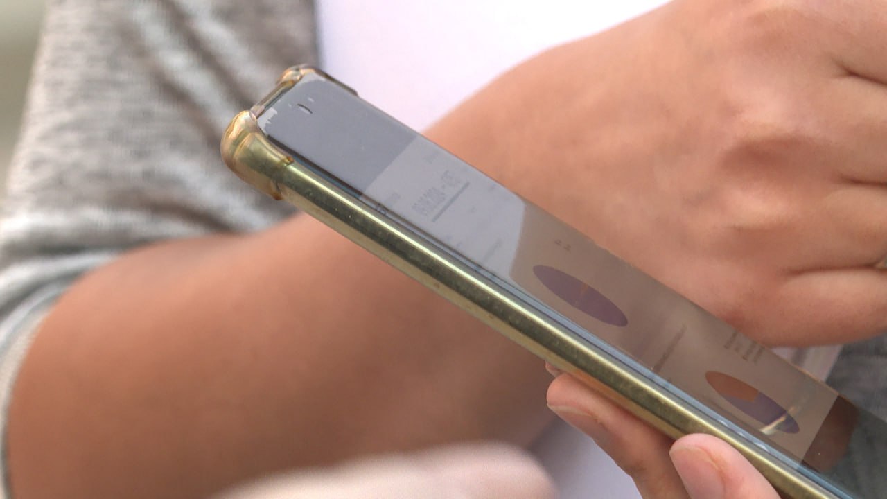 Волгоградская студентка испугалась угроз телефонных мошенников и отдала 570 тысяч рублей В апреле неизвестный представился замдиректором колледжа и попросил назвать код из смс для создания электронной почты Сообщение пришло от портала Госуслуги На протяжении 6 месяцев аферисты звонили 18 летней девушке под разными предлогами но безуспешно Однако в конце октября лжесотрудник полиции стал угрожать ей арестом матери  Ночью потерпевшая отправилась к банкомату и перевела на безопасный счет 570 тысяч рублей Аферисты обещали вернуть деньги через час но этого не произошло Подписаться Перейти на сайт