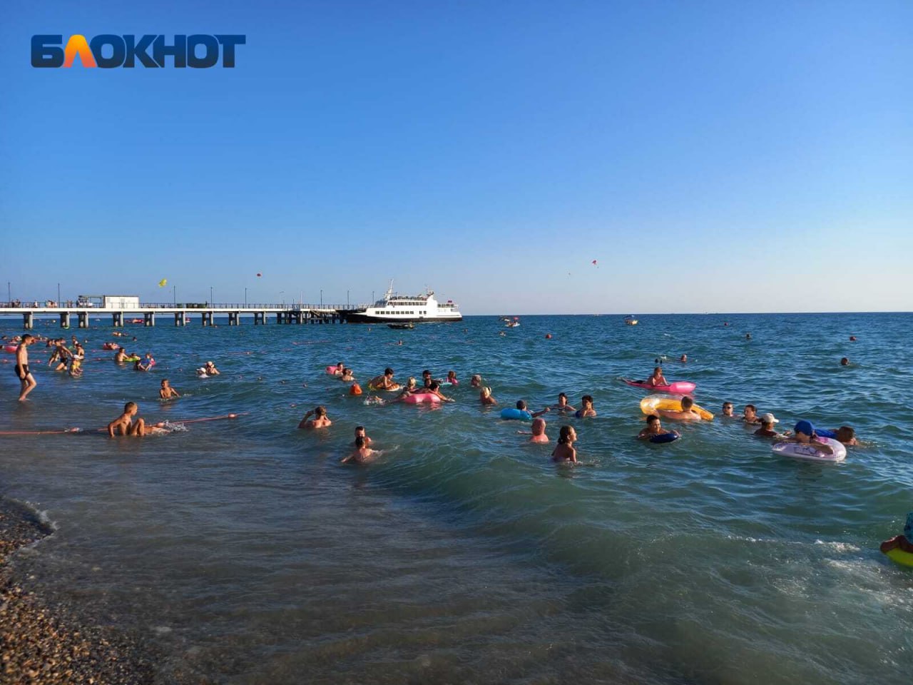 В трёх городах Кубани температура морской воды достигла +28 градусов Азовское и Чёрное моря сравнялись по температуре воды. В трёх курортных городах Кубани – Сочи, Геленджике и Ейске – море уже прогрелось до +28 градусов. Чуть меньше показатель – в Темрюке и Туапсе. Там зафиксировали +27 градусов. В Приморско-Ахтарске, Новороссийске и Анапе температура морской воды в среду составляет +26 градусов. Объявления работа Купи/продай авто Найти врача