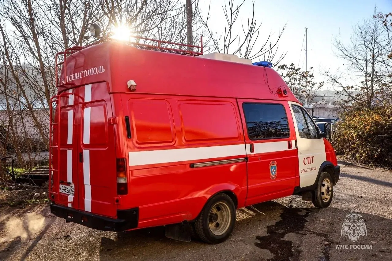 Севастопольские пожарные спасли 6 человек во время возгорания на Горпищенко Утром в коммунальной квартире на улице Горпищенко произошёл пожар Прибывшие специалисты МЧС России эвакуировали 18 человек включая троих детей Ещё 6 человек спасли с помощью устройств защиты органов дыхания Госпитализация никому не потребовалась Пожар площадью четыре квадратных метра потушили за час Его причиной стало короткое замыкание сетевого фильтра которое повлекло за собой возгорание вещей на первом этаже Фото МЧС России по Севастополю Вести Севастополь MAX VK Дзен Telegram
