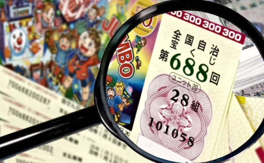 Мужчина в Японии выиграл 4 миллиона в лотерею и скрыл выигрыш от жены на три года Японец ежедневно покупал дешевые лотерейные билеты и один из них оказался выигрышным После чего мужчина решил не говорить о победе бережливой жене пока в семье продолжалась жизнь от зарплаты до зарплаты японец ездил на премиальные курорты купил себе роскошный автомобиль и ни в чем не отказывал Давить роскошная жизнь начала лишь через три года к этому моменту мужчина потратил почти весь выигрыш