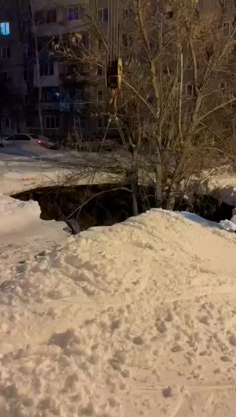 Трактор провалился в яму в Уфе на улице Амантая