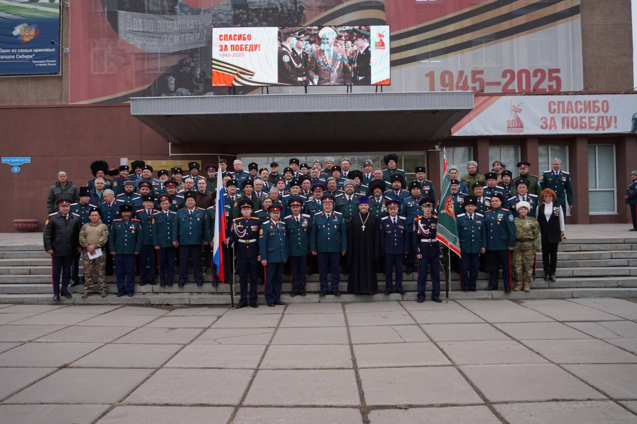 В Сибирском войсковом казачьем обществе провели совет атаманов войска и Большой отчетный круг На заседании совета атаманы обсудили вопросы участия казаков в специальной военной операции оказания мер поддержки добровольцам и членам их семей утвердили положение об аттестационной комиссии Сибирского казачьего войска а также приняли решение о награждении казаков войсковыми наградами  После благословения войскового священника иерея Георгий Вардугина свою работу начал Большой отчетный круг Сибирского войскового казачьего общества С отчетом о проделанной работе выступил атаман СВКО член Совета при Президенте РФ по делам казачества Андрей Тимошенко О том кто еще принял участие в отчетном круге и чью работу отметил атаман войскового казачьего общества читайте в новости на портале Российское казачество