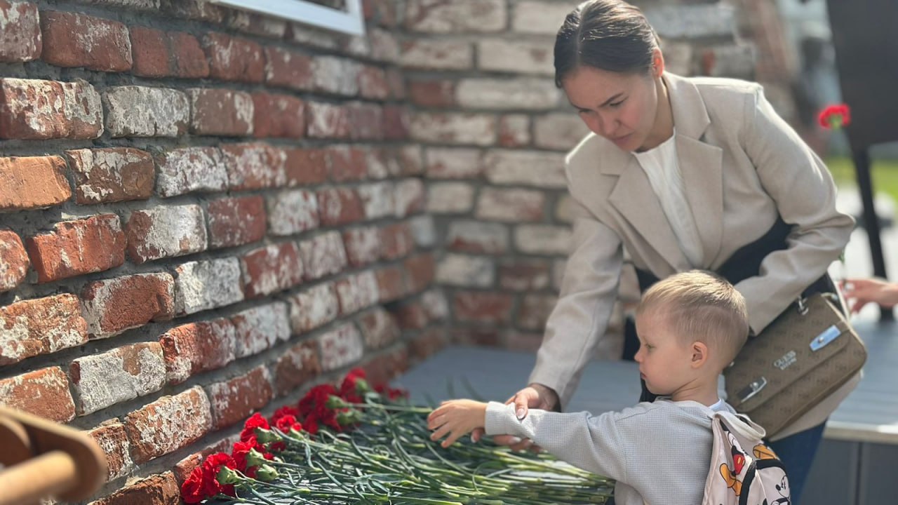Акция «Свеча памяти» состоялась в Казанском университете В память об одной из самых трагичных дат, 22 июня, во многих странах зажигаются свечи, чтобы почтить подвиг всех, кто ковал Великую Победу. В Казанском федеральном подобные мероприятия стали традиционными, ежегодными. Акция прошла в ректорском садике у мемориальной доски с именами студентов, преподавателей и других сотрудников вуза – участников Великой Отечественной войны. «Есть дни, особенно важные лично для каждого человека, дни, особые для университетского сообщества. День памяти и скорби – значимый для всей страны, – отметила директор департамента Юлия Виноградова. – Важно оставаться хранителями этой памяти, передавать следующему поколению подвиг героев, студентов и сотрудников, которые ушли на фронт, и помнить их имена». Подробнее – здесь. Алиса Гайнутдинова