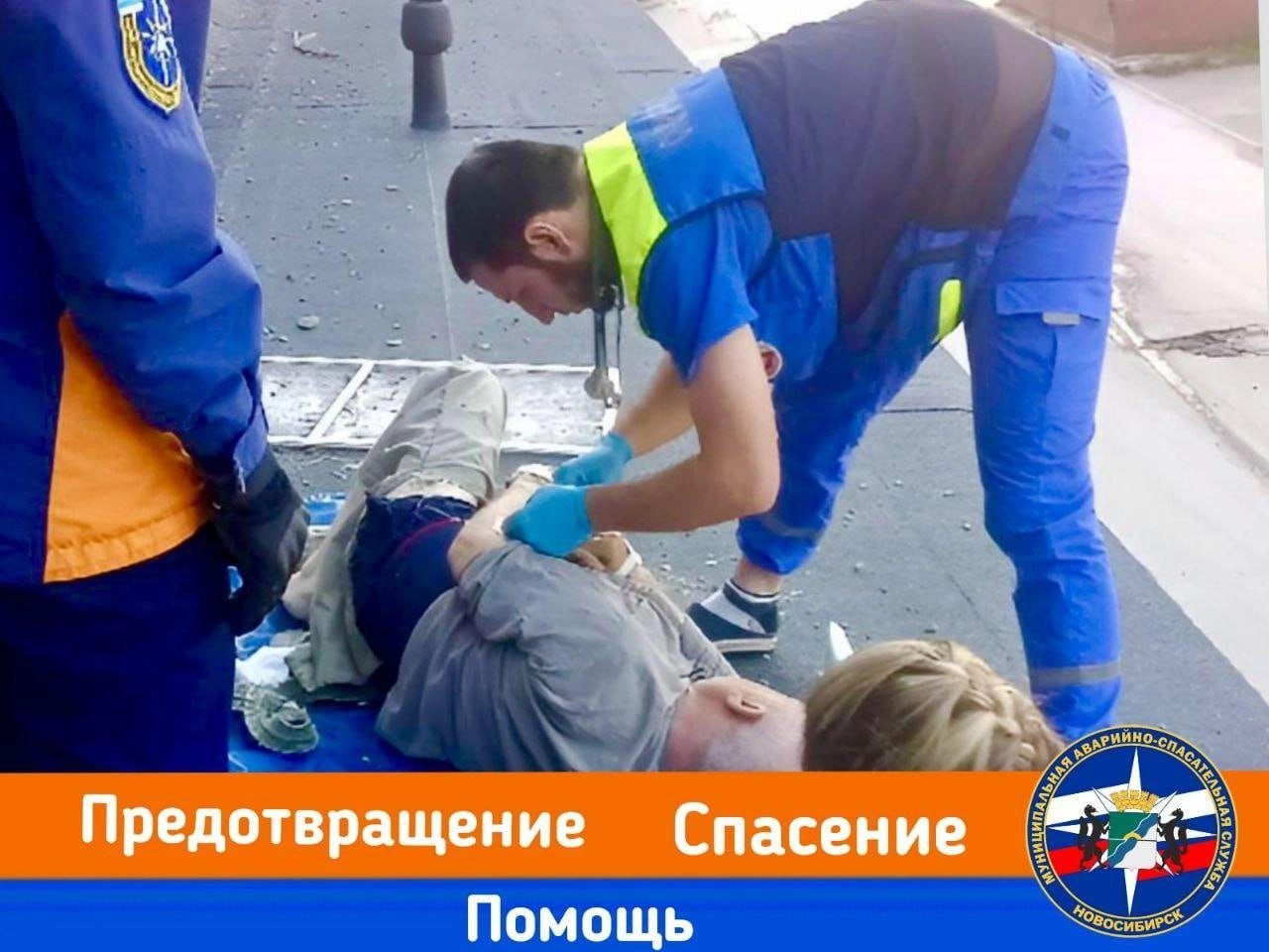 Пожилой мужчина выпал с балкона третьего этажа на улице Стофато сегодня утром. Как уточняют спасатели МАСС, он потерял равновесие, когда работал на балконе. Новосибирца забрала скорая с перелом ключицы. Фото: «Спасатели МАСС» / Телеграм