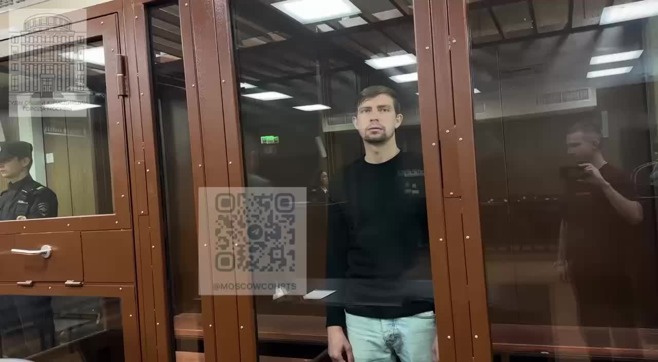 Суд приговорил последователя секс-коуча Алекса Лесли к 1,5 годам колонии за домогательства в Москве