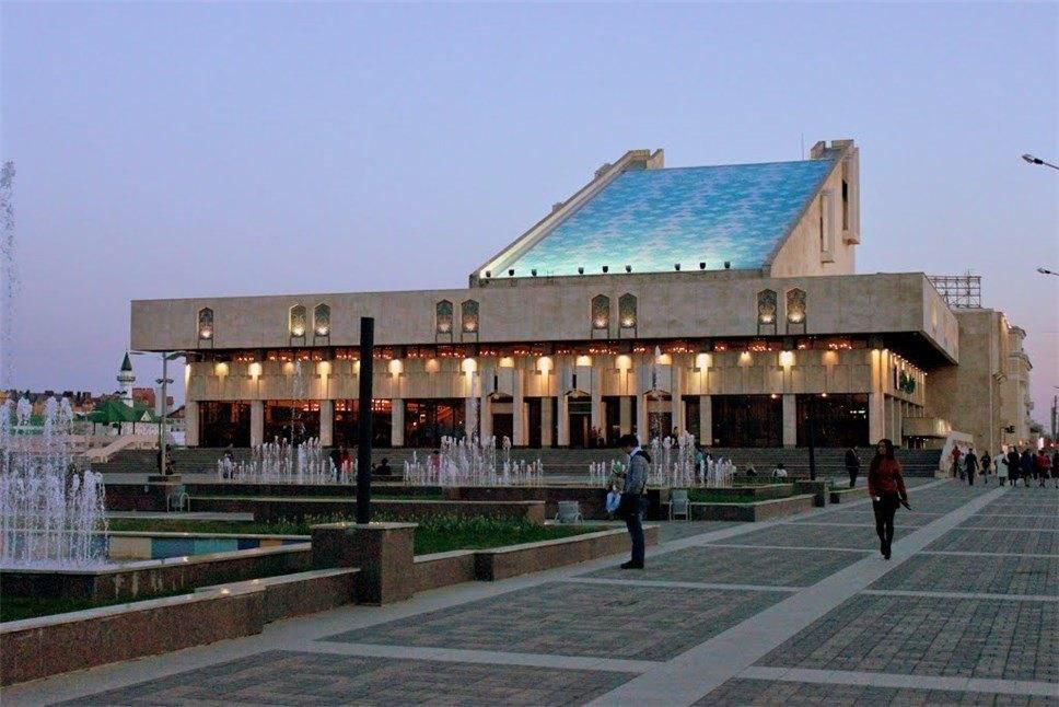 С 19 ноября остановка Театр им Г Камала будет переименована в Старо Татарскую слободу сообщает комитет по транспорту г Казани Такое решение связано с переездом театра в новое здание на ул Х Такташа Новое название лучше отражает исторический район где расположена остановка и упростит навигацию Расписание движения транспорта останется прежним Будьте внимательны в первые дни после изменений чтобы избежать путаницы при планировании поездок Пользуясь случаем напомню вам предысторию большого театрального переезда Казани  В первой половине 2025 года театр имени Г Камала переехал в новое здание на улице Хади Такташа 74  В начале осени театр К Тинчурина переехал в старое здание театра Камала по адресу ул Татарстан 1  В освободившееся здание театра на улице Горького 13 в декабре въедет Казанский ТЮЗ на время ремонта в их здании на улице Островского проКазань театрыКазани Подписаться на анонсы