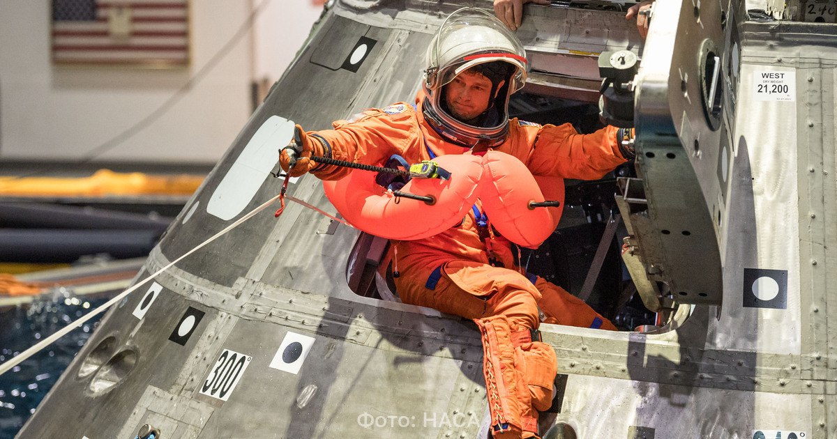 Лунная прогулка американцы 6 марта полетят к спутнику Земли НАСА определилось с запуском программы Артемида II Впервые за полвека люди отправятся к спутнику Земли 6 марта Об этом объявили на специальной пресс конференции Экипаж корабля Орион из 4 космонавтами Рейда Уайзмана Виктора Гловера Кристины Кох и Джереми Хансена уже поместили на так называемый мягкий карантин За 5 дней до старта путешественников законсервируют окончательно Задача стоящая перед астронавтами протестировать все системы корабля в условиях дальнего космоса и начать подготовку полёта к Марсу Корабль облетит Луну и окажется на её обратной стороне примерно в 9 тыс км от поверхности спутника Земли Так что сможет одновременно наблюдать за родной планетой и её соседкой На обратном пути вместо двигателей будут использовать гравитационное поле Земли и Луны обеспечивая естественное притяжение Ориона к Земле во время свободного возвращения Путешествие должно занять 17 дней