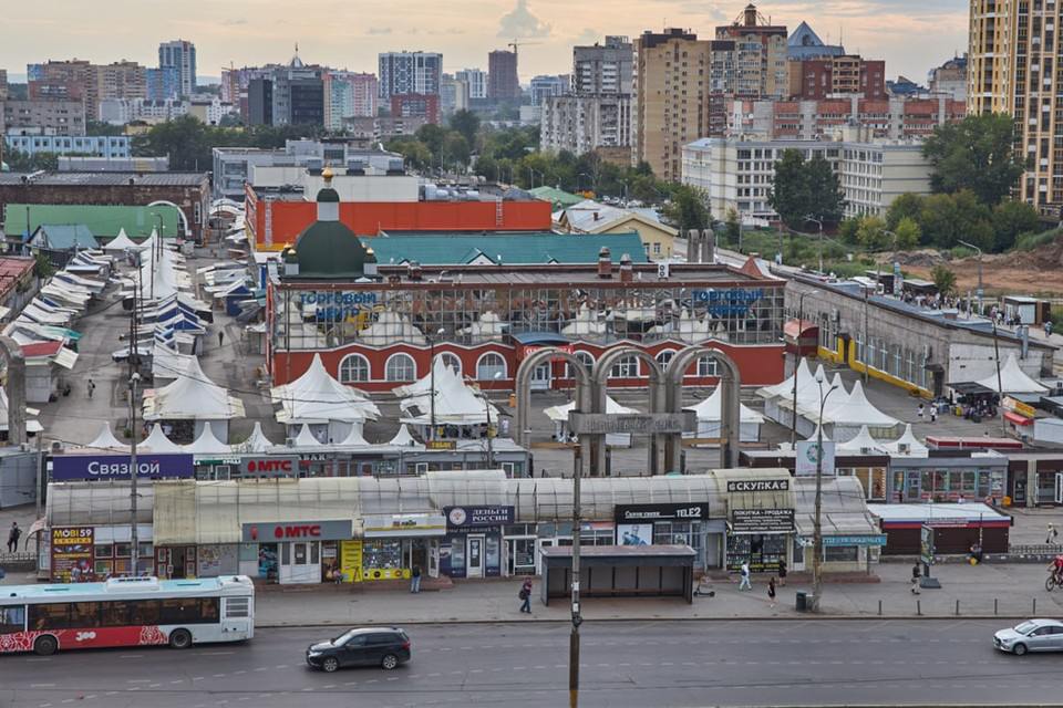 Власти Перми требуют убрать парковку, автомойку и шиномонтажку около Центрального рынка   Освободить необходимо земельный участок площадью 1,4 тысячи кв. метров, который находится в районе здания на ул. Борчанинова, 65а и 65б. Эта земля предназначена для бытового обслуживания.   Арбитражный суд по ходатайству администрации Перми принял обеспечительные меры в отношении этого участка, которые запрещают Росреестру совершать регистрационные действия по учету изменений границ, его площади, разрешенного вида использования, прав и обременений.     Подпишись на «КП-Пермь»