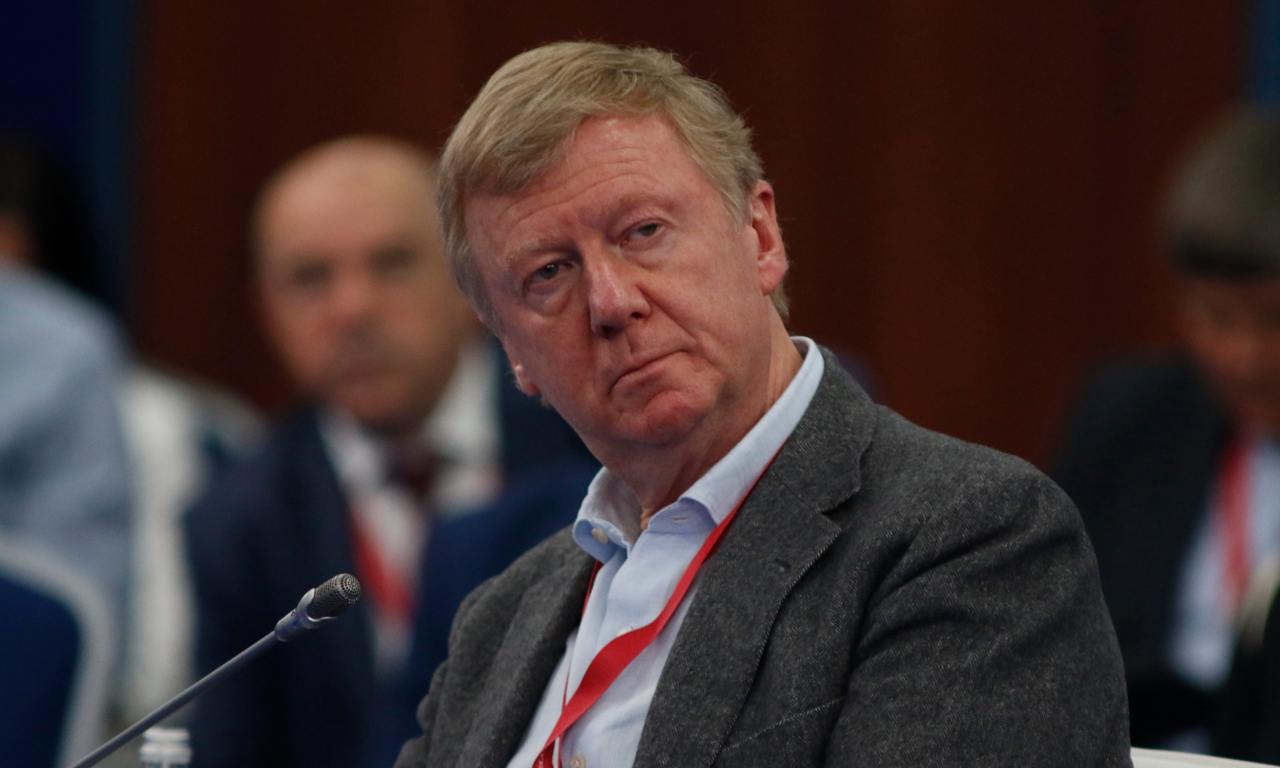Экс-глава «Роснано» Анатолий Чубайс обратился с ходатайством об отмене обеспечительных мер по иску от госкорпорации к нему и еще семи ответчикам. Источник, знакомый с материалами делами, сообщил РБК, что, в числе оснований для отмены указаны, по мнению Чубайса, заведомая необоснованность иска «Роснано», а также недоказанность намерения экс-главы корпорации скрыть имущество от возможного взыскания. Госкорпорация сообщала, что ее иск связан с намерением возместить убытки, которые она понесла из-за нереализованного проекта гибких планшетов «планшетов Чубайса» дочерней компании Plastic Logic. Ранее сумма ущерба по ее делу оценивалась в 13 млрд руб., в конце апреля стало известно, что она снизилась до 6 млрд руб. Фото: Globallookpress Картина дня — в телеграм-канале РБК