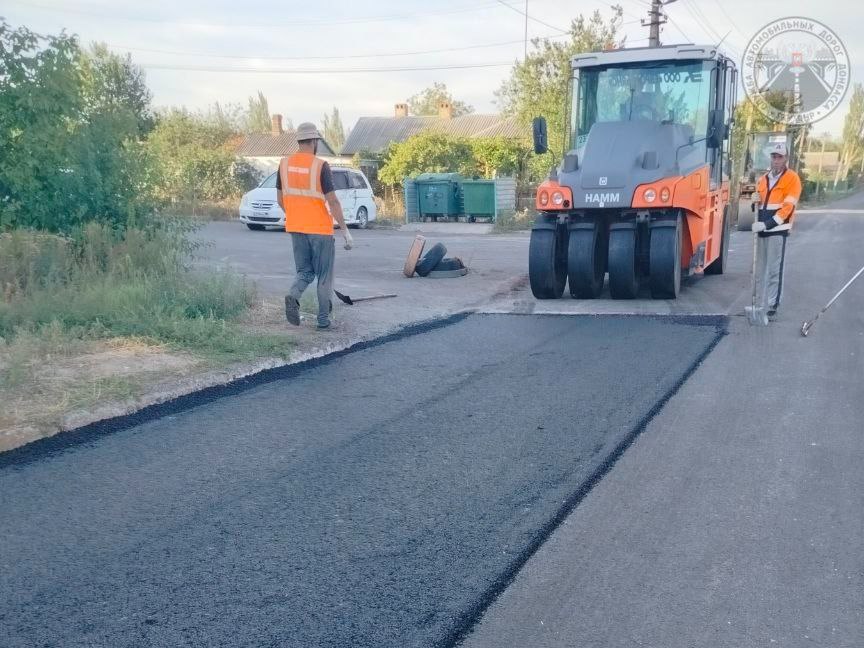 Полностью завершено восстановление улично дорожной сети в Мангуше и Новоазовске запланированное на 2025 год Службой автомобильных дорог Донбасса с опережением графика на 100 завершены работы по приведению в нормативное состояние 17 улиц в Мангуше общей протяженностью порядка 25 км в Новоазовске обновили 4 75 км дорожного покрытия на 4 улицах Под контролем ГКУ ДНР Служба автомобильных дорог Донбасса по Мариупольской агломерации в целом до конца сентября планируется восстановить более 45 км дорожного покрытия bondarenko dpr