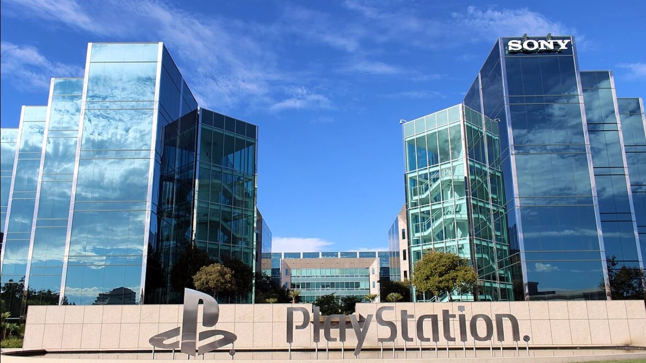 "Не консоли, а игроки" — "новая" стратегия Sony вызвала лишь насмешки в Сети, в том числе у бывшего главы PlayStation Studios     Sony меняет стратегию: меньше консолей, больше платформенного подхода. Игроки скептичны, напоминая о подобных обещаниях в 2017. Concord и Marathon учтены как ошибки.