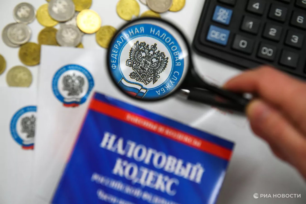 В Крыму выявили десятки теневых предпринимателей без регистрации Об этом сообщили в управлении ФНС по республике В текущем году к регистрации привлекли более 50 физлиц которые незаконно осуществляли предпринимательскую деятельность Одним из примеров стало дело владельца гостевого дома в Феодосии Проверка установила что он оказывал услуги по размещению туристов без статуса ИП После оформления административного правонарушения и отправки материалов в суд человек официально оформил свой бизнес Также специалисты зафиксировали пять нарушений на рынке в поселке Нижнегорский Всех теневых бизнесменов привлекли к ответственности после чего четверо человек зарегистрировали свою деятельность а один прекратил В налоговой добавили что доказательствами ведения деятельности для получения прибыли служат   показания лиц   расписки в получении денежных средств   выписки с банковских счетов   акты выполненных работ и оказания услуг   рекламные материалы   заключенные договоры аренды помещений В случае ведения незаконной предпринимательской деятельности без государственной регистрации установлена как административная так и уголовная ответственность отметили в ведомстве 0   Подписаться на РИА Новости Крым в Telegram MAX VK