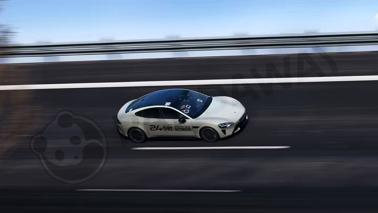 Xiaomi SU7 отвечает Xpeng новый рекорд выносливости 4 264 км за сутки Xiaomi вывела обновлённый SU7 Max на 24 часовой марафон и официально заявила за сутки электрический седан прошёл 4 264 км побив прошлогодний результат Xpeng P7 3 961 км и собственный рекорд YU7 Машина ехала по высокоскоростному овалу под контролем инженеров без перерыва с быстрыми зарядками и сменой пилотов В заезде участвовал именно Max с мотором V6s Plus до 22 000 об мин и батареей ёмкостью 101 7 кВт ч По паспорту такой SU7 обеспечивает запас хода до 835 км на одной зарядке При максимальной скорости зарядки за 15 минут можно залить до 670 км благодаря системе термоменеджмента позаимствованной у SU7 Ultra В ходе теста седан разгоняли до 240 км ч и сутки подряд держали в режиме спринта на марафонской дистанции Любопытно и сравнение с другими игроками До этого в суточных заездах фигурировали 2019 Porsche Taycan 3 425 км и прототип Mercedes Benz CLA 3 717 км а в абсолюте рекорд принадлежит концепту AMG GT XX 5 479 км но это уже не серийная машина На фоне ажиотажа вокруг рестайлинга SU7 и планов Xiaomi довести продажи до 550 тысяч машин в 2026 м такой заезд одновременно и мощный маркетинг и демонстрация уверенности бренда в своей начинке от батареи до софта управления Ещё вчера мы смотрели как Xpeng P7 выдёргивает суточный рекорд у Xiaomi а сегодня SU7 Max возвращает подачу и переписывает таблицу Обе компании демонстрируют стремление показывать преимущества своих автомобилей не только презентациями но и делом Ждём когда остальные позаимствуют этот подход pandaway shortnews XiaomiSU7