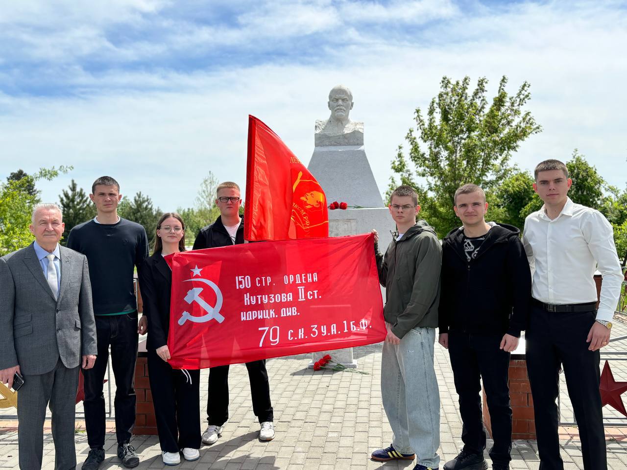 Новомалороссийская молодёжь совместно с учредителями комсомола Выселковского района и председателем Совета ветеранов Афганистана Анатолием Пудовым сегодня возложили цветы к памятнику В.И. Ленина Власть Советов